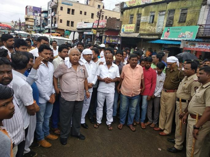 All party Rastaroko for the demand of hundred foot road in Majalgaon city | माजलगावात शंभर फूटाच्या रस्त्याच्या मागणीसाठी सर्वपक्षीय रास्ता रोको All party Rastaroko for the demand of hundred foot road in Majalgaon city | माजलगावात शंभर फूटाच्या रस्त्याच्या मागणीसाठी सर्वपक्षीय रास्ता रोको