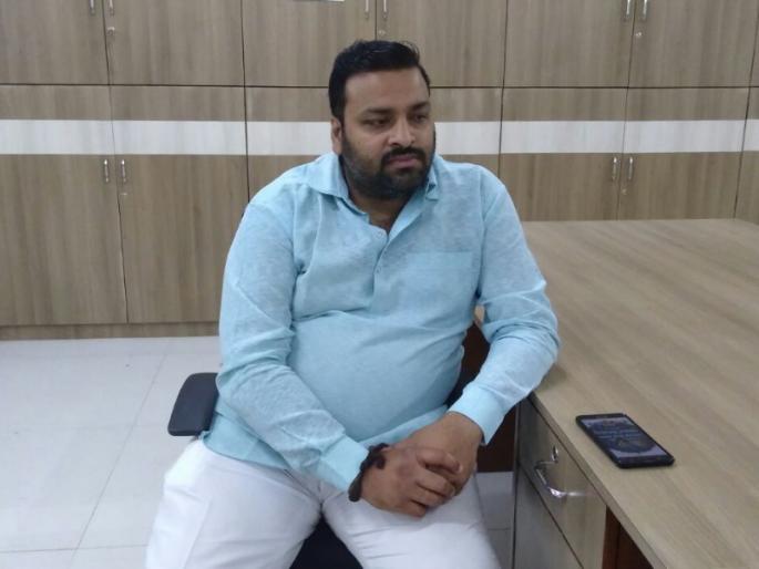 he protest in ward office to cut the tree affecting people | एका झाडासाठी त्यांनी वृक्ष प्राधिकरणातच मांडला ठिय्या