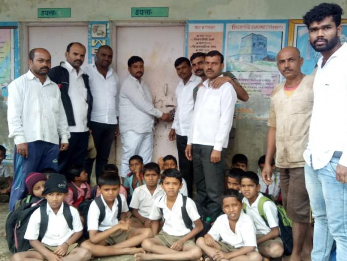 Since there is no graduate teacher, the villagers shut the school | पदवीधर शिक्षक नसल्याने ग्रामस्थांनी शाळेला ठाेकले टाळे Since there is no graduate teacher, the villagers shut the school | पदवीधर शिक्षक नसल्याने ग्रामस्थांनी शाळेला ठाेकले टाळे