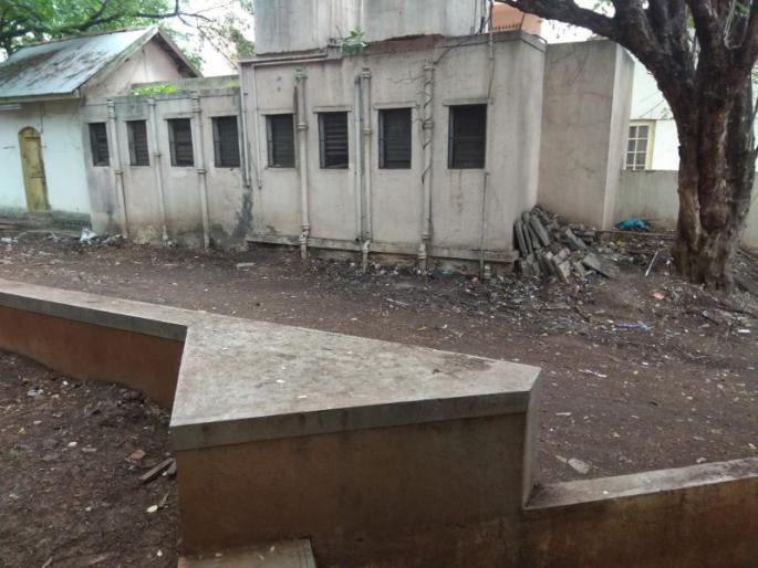 sp college cleans garbej from open canteen | लाेकमतच्या बातमीला यश ; स. प. महाविद्यालयातील कचरा झाला साफ sp college cleans garbej from open canteen | लाेकमतच्या बातमीला यश ; स. प. महाविद्यालयातील कचरा झाला साफ