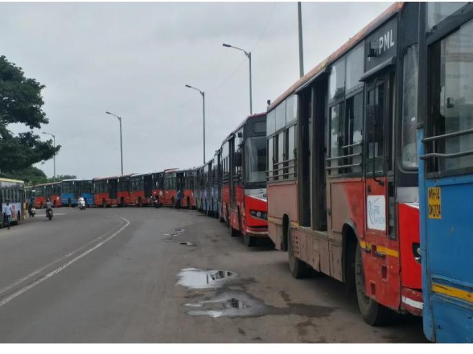 Maharashtra Bandh: Stop service due to stone pelting on PMP | Maharashtra Bandh : पीएमपीवर झालेल्या दगडफेकीमुळे सेवा बंद Maharashtra Bandh: Stop service due to stone pelting on PMP | Maharashtra Bandh : पीएमपीवर झालेल्या दगडफेकीमुळे सेवा बंद