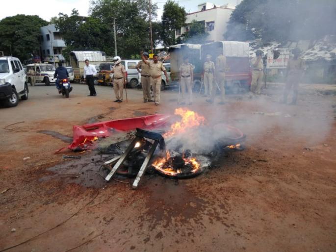 Maharashtra Bandh: protester burnt 30 share bicycles | Maharashtra Bandh : अांदाेलकांनी 30 शेअर सायकली जाळल्या Maharashtra Bandh: protester burnt 30 share bicycles | Maharashtra Bandh : अांदाेलकांनी 30 शेअर सायकली जाळल्या