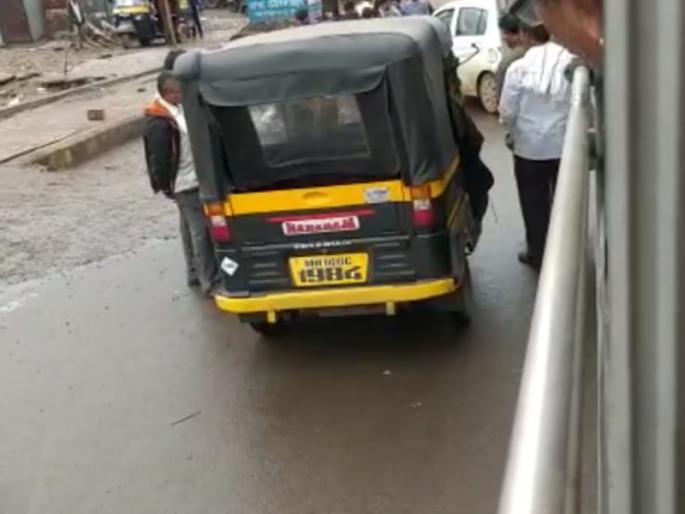 traffic jam due to one mirror | एका अारश्यामुळे वाहनांच्या लागल्या रांगा traffic jam due to one mirror | एका अारश्यामुळे वाहनांच्या लागल्या रांगा