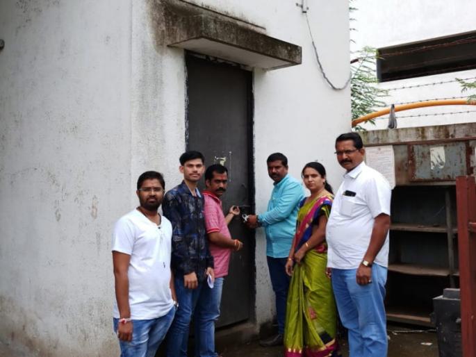 citizen put lock to mahavitran office due to repeatedly electricity failure | ताथवडे येथील महावितरण कार्यालयावर टाळाबंधन citizen put lock to mahavitran office due to repeatedly electricity failure | ताथवडे येथील महावितरण कार्यालयावर टाळाबंधन