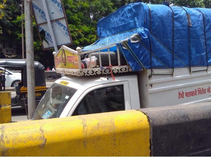 tempo stuck in wakdewadi subway | पुण्याच्या वाकडेवाडीतील भुयारी मार्गात अडकला टेंपाे tempo stuck in wakdewadi subway | पुण्याच्या वाकडेवाडीतील भुयारी मार्गात अडकला टेंपाे
