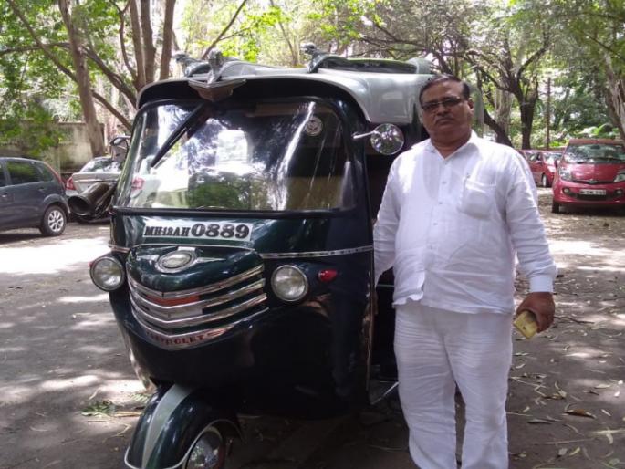 punes auto owner modified his auto by different way | मारणे काकांची हायटेक रिक्षा; पुण्याच्या रस्त्यांवर अाहे तिचीच चर्चा punes auto owner modified his auto by different way | मारणे काकांची हायटेक रिक्षा; पुण्याच्या रस्त्यांवर अाहे तिचीच चर्चा