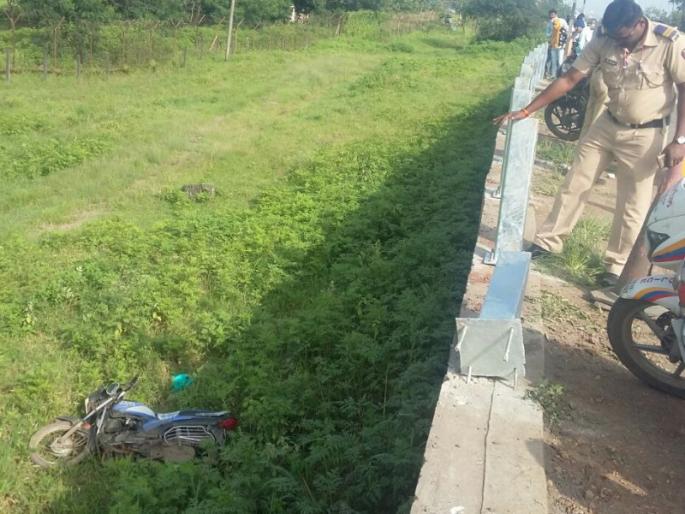 two wheeler accident at mumbai-pune highway, one death on the spot | संरक्षक कठड्याला धडकून दुचाकीस्वाराचा मृत्यू two wheeler accident at mumbai-pune highway, one death on the spot | संरक्षक कठड्याला धडकून दुचाकीस्वाराचा मृत्यू