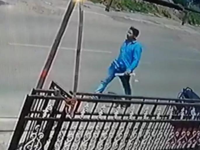 gold stolan at wakad, suspect catched in cctv | वाकडमध्ये 38 ताेळे साेन्याची चाेरी ; संशयित सीसीटीव्हीत कैद gold stolan at wakad, suspect catched in cctv | वाकडमध्ये 38 ताेळे साेन्याची चाेरी ; संशयित सीसीटीव्हीत कैद