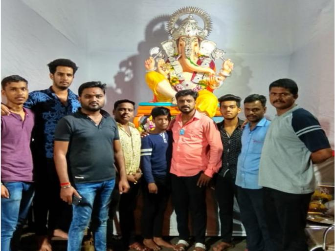 members of ganesh pandal came forward to help him | विघ्न दूर करण्यासाठी कार्यकर्ते अाले धावून members of ganesh pandal came forward to help him | विघ्न दूर करण्यासाठी कार्यकर्ते अाले धावून