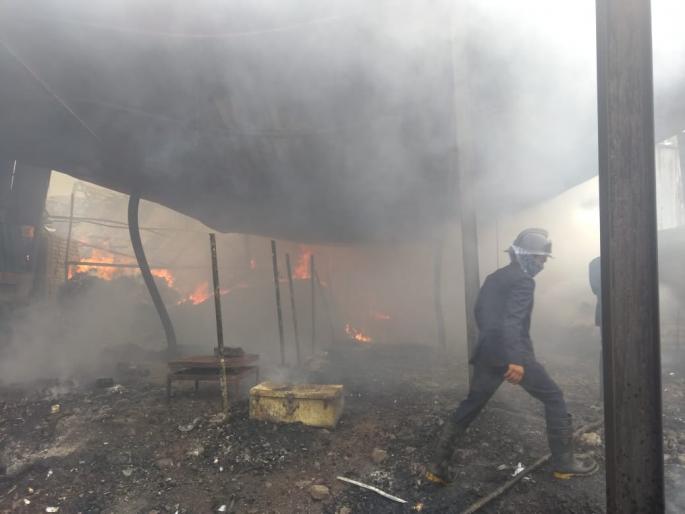 Heavy fire on plastic warehouse at shil Phata | Mumbra Fire: शीळफाट्यावरील प्लॅस्टिकच्या गोदामांना भीषण आग Heavy fire on plastic warehouse at shil Phata | Mumbra Fire: शीळफाट्यावरील प्लॅस्टिकच्या गोदामांना भीषण आग