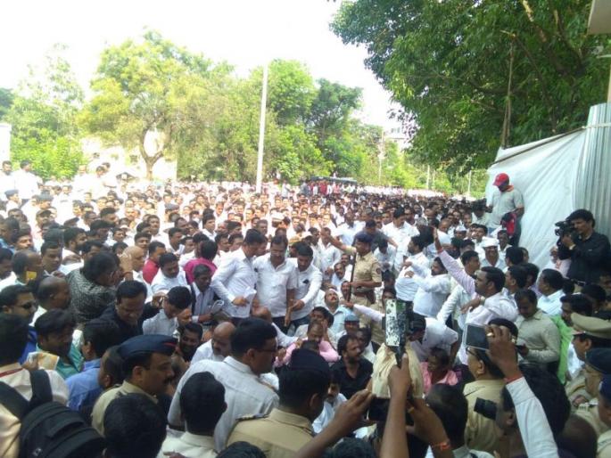 Gokul dairy meeting: tremendous slogans, huge mess | ‘गोकुळ’च्या सभेत चप्पलफेक, तोडफोड आणि प्रचंड घोषणाबाजी Gokul dairy meeting: tremendous slogans, huge mess | ‘गोकुळ’च्या सभेत चप्पलफेक, तोडफोड आणि प्रचंड घोषणाबाजी