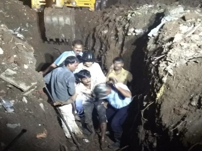 Workers trapped under a clay pile; Fire Brigade rescued them | मातीच्या ढिगाऱ्याखाली अडकले कामगार ; अग्निशमन दलाने केली सुटका Workers trapped under a clay pile; Fire Brigade rescued them | मातीच्या ढिगाऱ्याखाली अडकले कामगार ; अग्निशमन दलाने केली सुटका