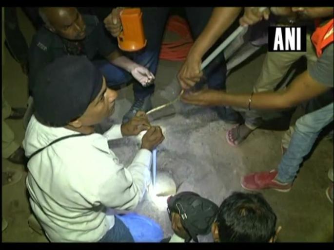 The 1.5 year old boy who had fell into a 200 feet deep borewell in Gujarat's Sabarkantha yesterday, has passed away | 200 फूट खोल बोअरवेलमध्ये पडलेल्या दीड वर्षाच्या मुलाचा मृत्यू The 1.5 year old boy who had fell into a 200 feet deep borewell in Gujarat's Sabarkantha yesterday, has passed away | 200 फूट खोल बोअरवेलमध्ये पडलेल्या दीड वर्षाच्या मुलाचा मृत्यू