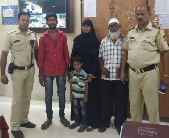 Kid lost in Dadar railway station, was found in Rehan in just 15 minutes | दादर रेल्वे स्थानकात हरवलेला चिमुकला रेहान अवघ्या 15 मिनिटात सापडला Kid lost in Dadar railway station, was found in Rehan in just 15 minutes | दादर रेल्वे स्थानकात हरवलेला चिमुकला रेहान अवघ्या 15 मिनिटात सापडला