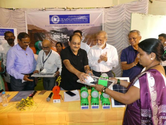 solar pannel distributed to families living in remote area of bhimashankar | भीमाशंकरच्या अादिवासी कुटुंबीयांचे अायुष्य हाेणार प्रकाशमान
