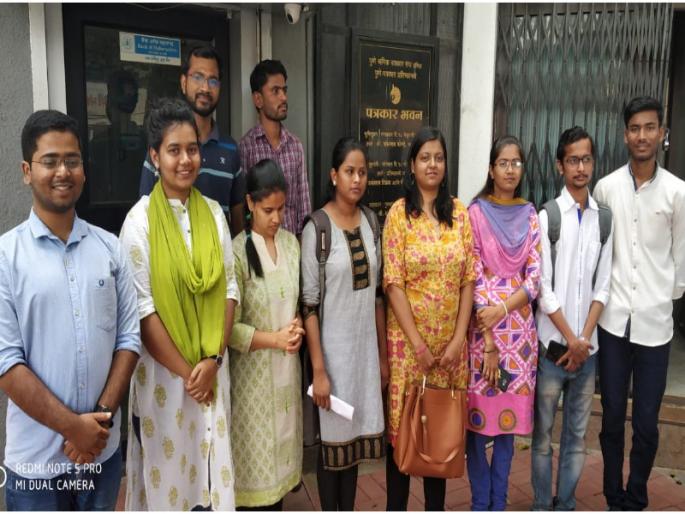 punes youth came forward to help women | पुण्यातील तरुणाई सरसावली स्त्रीयांच्या मदतीसाठी punes youth came forward to help women | पुण्यातील तरुणाई सरसावली स्त्रीयांच्या मदतीसाठी