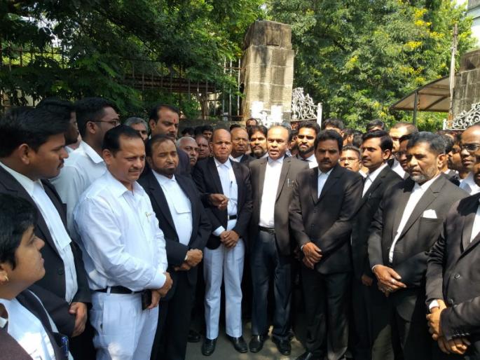 protest against attempt to murder of lawyer | काम बंद ठेवून वकीलावरील हल्याचा निषेध protest against attempt to murder of lawyer | काम बंद ठेवून वकीलावरील हल्याचा निषेध