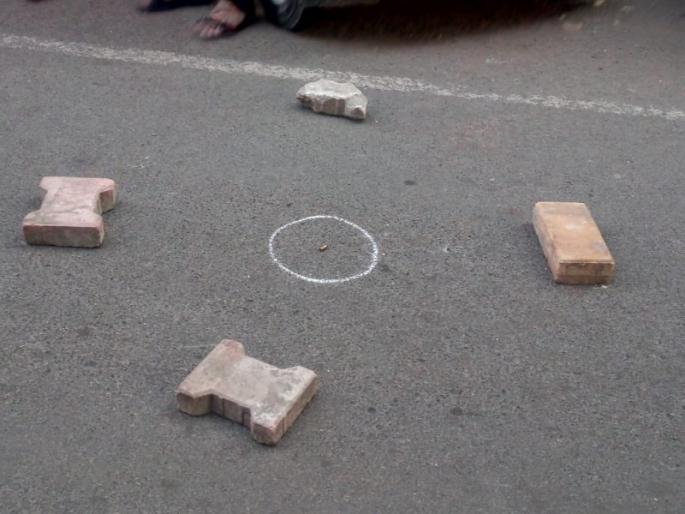 shootout at pune ; reason unclear | पुण्यात भरदिवसा युवकावर गाेळीबार ; कारण अस्पष्ट shootout at pune ; reason unclear | पुण्यात भरदिवसा युवकावर गाेळीबार ; कारण अस्पष्ट