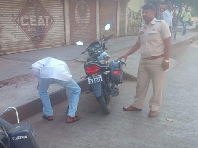PMC took action on who spit on roads | पिचकाऱ्या मारणाऱ्यांना धुवायला लावला रस्ता ; पुणे महानगरपालिकेची कारवाई PMC took action on who spit on roads | पिचकाऱ्या मारणाऱ्यांना धुवायला लावला रस्ता ; पुणे महानगरपालिकेची कारवाई