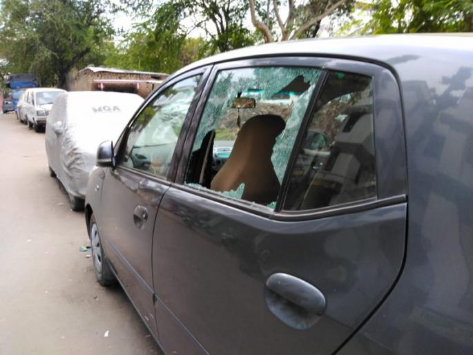 mob trash cars in hadapsar | पुण्यात टाेळक्यांचा धुडगूस ; अाठ चारचाकी एका रिक्षाची ताेडफाेड mob trash cars in hadapsar | पुण्यात टाेळक्यांचा धुडगूस ; अाठ चारचाकी एका रिक्षाची ताेडफाेड