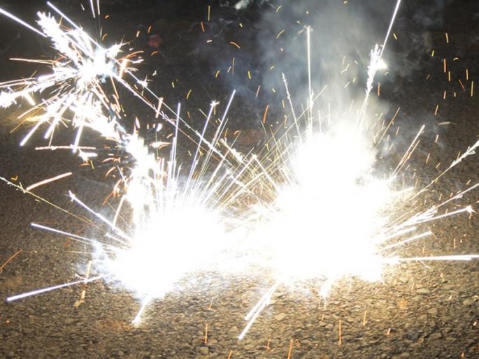 Violation of Supreme Court rule; The first complaint was filed in Mumbai after the crackers broke | Video : सर्वोच्च न्यायालयाच्या नियमाचे उल्लंघन; फटाके फोडल्याने मुंबईत पहिला गुन्हा दाखल Violation of Supreme Court rule; The first complaint was filed in Mumbai after the crackers broke | Video : सर्वोच्च न्यायालयाच्या नियमाचे उल्लंघन; फटाके फोडल्याने मुंबईत पहिला गुन्हा दाखल