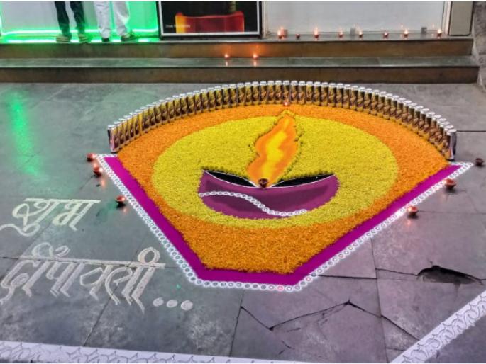 alcohol seller draw a rangoli by using beer can | पुण्यातील एका मद्य विक्रेत्याने दिवाळीनिमित्त काढली बिअर कॅनने रांगाेळी