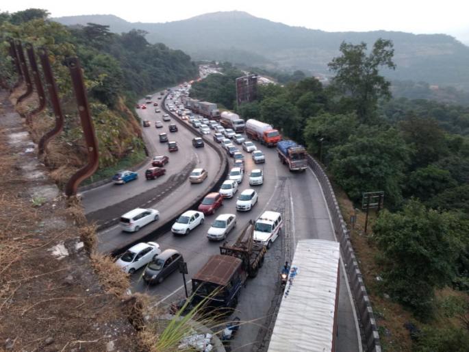 traffic jam on mumbai-pune express way | दिवाळीची सुट्टी संपवून परत निघालेल्या नागरिकांमुळे मुंबई-पुणे एक्सप्रेस वेवर वाहतुक काेंडी traffic jam on mumbai-pune express way | दिवाळीची सुट्टी संपवून परत निघालेल्या नागरिकांमुळे मुंबई-पुणे एक्सप्रेस वेवर वाहतुक काेंडी