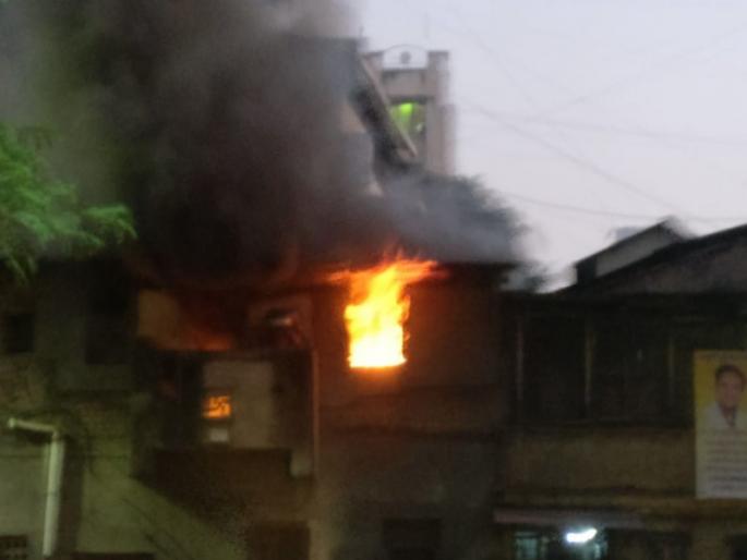 house in fire near shaniwar wada | शनिवारवाड्याजवळील घराला अाग ; घरातील सामान जळून खाक house in fire near shaniwar wada | शनिवारवाड्याजवळील घराला अाग ; घरातील सामान जळून खाक
