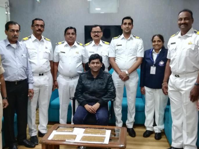 Gold smuggling by making paste; The woman caught the airport | पेस्ट बनवून सोन्याची तस्करी; महिलेला विमानतळावर पकडले Gold smuggling by making paste; The woman caught the airport | पेस्ट बनवून सोन्याची तस्करी; महिलेला विमानतळावर पकडले