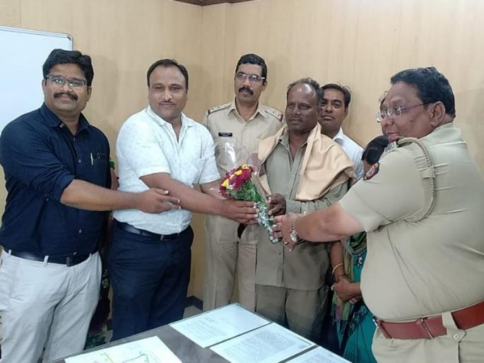 By his honesty, the woman got returned the valuables worth 2.5 lakh rupees | त्याच्या प्रामाणिकपणामुळे महिलेला अडीच लाख रुपयांच्या माैल्यवान वस्तू मिळाल्या परत By his honesty, the woman got returned the valuables worth 2.5 lakh rupees | त्याच्या प्रामाणिकपणामुळे महिलेला अडीच लाख रुपयांच्या माैल्यवान वस्तू मिळाल्या परत