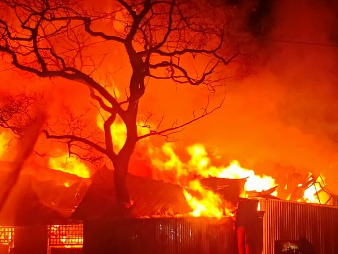 Heavy fires in Jalgaon; Sawmill, plywood shops on fire | जळगावात भीषण आग; सॉमिल, प्लायवूडची दुकाने भस्मसात Heavy fires in Jalgaon; Sawmill, plywood shops on fire | जळगावात भीषण आग; सॉमिल, प्लायवूडची दुकाने भस्मसात