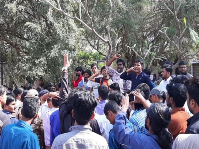 freedom of speech refused on the constitution day ; incident at pune university | संविधान दिनीच अभिव्यक्ती स्वातंत्र्यावर गदा ; पुणे विद्यापीठातील प्रकार freedom of speech refused on the constitution day ; incident at pune university | संविधान दिनीच अभिव्यक्ती स्वातंत्र्यावर गदा ; पुणे विद्यापीठातील प्रकार
