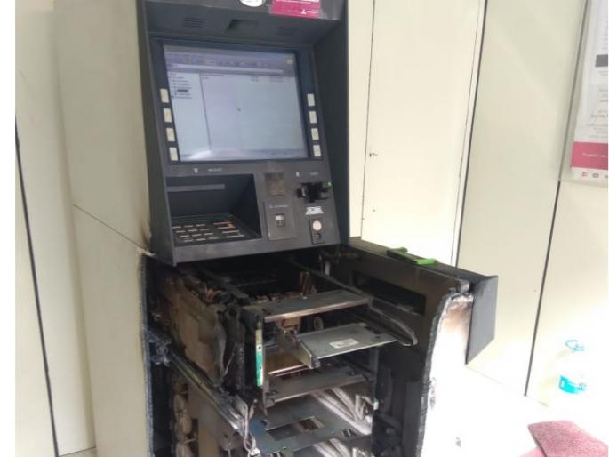 1lakh 50 thousand stolen by cutting ATM using gas cutter | एटीएम फोडून दीड लाखाची रोकड लंपास 1lakh 50 thousand stolen by cutting ATM using gas cutter | एटीएम फोडून दीड लाखाची रोकड लंपास