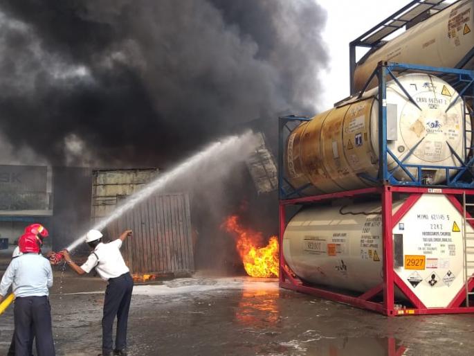 Dangerous fire in the container yard in Uran | उरणमध्ये कंटेनर यार्डमध्ये भीषण आग; एक जखमी