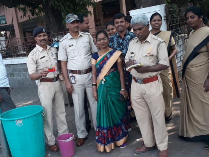 think before spiting in pmc building | महापालिकेच्या भिंतींवर पिचकारी मारण्याअाधी करा विचार think before spiting in pmc building | महापालिकेच्या भिंतींवर पिचकारी मारण्याअाधी करा विचार