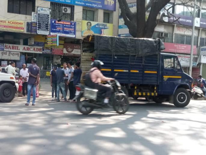 guys who picks up bikes from no parking are rude to citizens | नाे पार्किंगमधून दुचाकी उचलणारी मुलं करतात मुजाेरी ; नागरिकांचा अनुभव guys who picks up bikes from no parking are rude to citizens | नाे पार्किंगमधून दुचाकी उचलणारी मुलं करतात मुजाेरी ; नागरिकांचा अनुभव