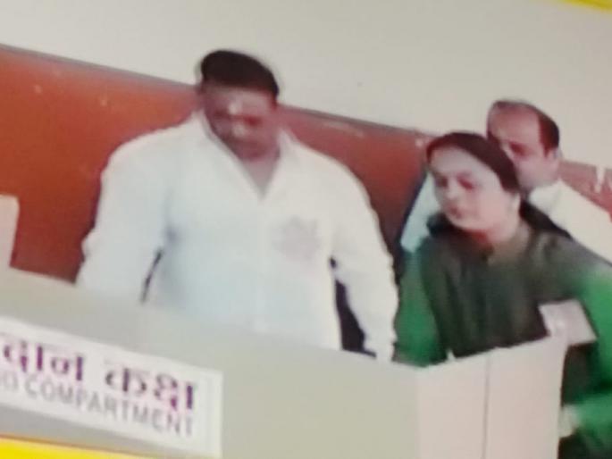 Pooja of the EVM machine by Chindam's brother | श्रीपाद छिंदमच्या भावाकडून मतदान यंत्राची पूजा  Pooja of the EVM machine by Chindam's brother | श्रीपाद छिंदमच्या भावाकडून मतदान यंत्राची पूजा