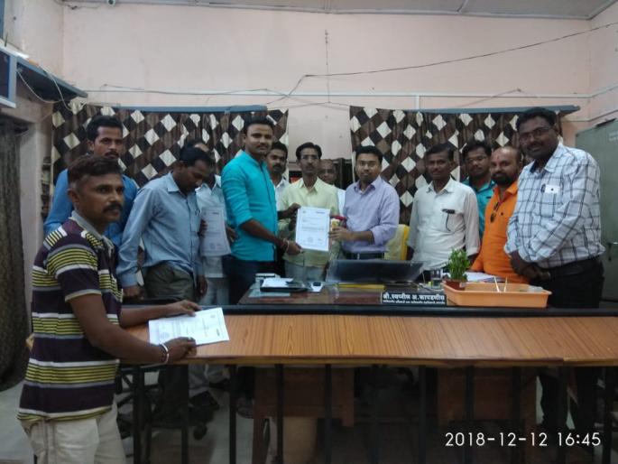 Maratha Reservation: First certificate issued of caste online | Maratha Reservation : जातीच्या पहिल्या ऑनलाईन दाखल्याचे वाटप Maratha Reservation: First certificate issued of caste online | Maratha Reservation : जातीच्या पहिल्या ऑनलाईन दाखल्याचे वाटप