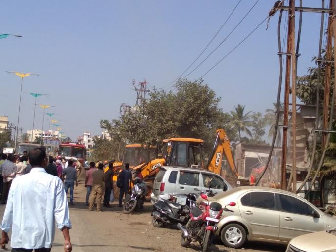 Badlapur-Karjat highway breathes open; Encroach on the ground | बदलापूर- कर्जत महामार्ग घेणार मोकळा श्वास; अतिक्रमणे जमीनदोस्त Badlapur-Karjat highway breathes open; Encroach on the ground | बदलापूर- कर्जत महामार्ग घेणार मोकळा श्वास; अतिक्रमणे जमीनदोस्त