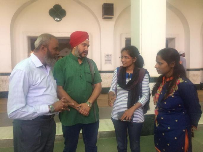 Mosque for all; The mosque was open for Puneites | पुणेकरांनी जाणून घेतले मशिदीचे अंतरंग Mosque for all; The mosque was open for Puneites | पुणेकरांनी जाणून घेतले मशिदीचे अंतरंग