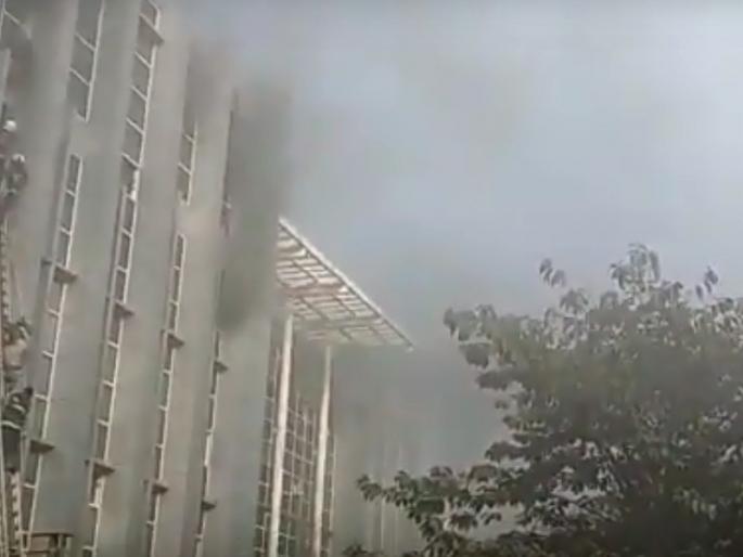 Fire in Andheri Kamgar Hospital; Some are afraid of stuck | Video : अंधेरीतील कामगार रुग्णालयाला आग; 6 रुग्णांचा मृत्यू तर 160 जखमी 