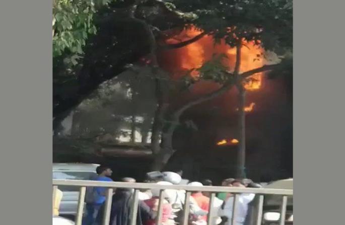 Fire at Bungalow in Malad; Fire in control | मालाडमध्ये बंगल्याला लागली आग; आग नियंत्रणात  Fire at Bungalow in Malad; Fire in control | मालाडमध्ये बंगल्याला लागली आग; आग नियंत्रणात