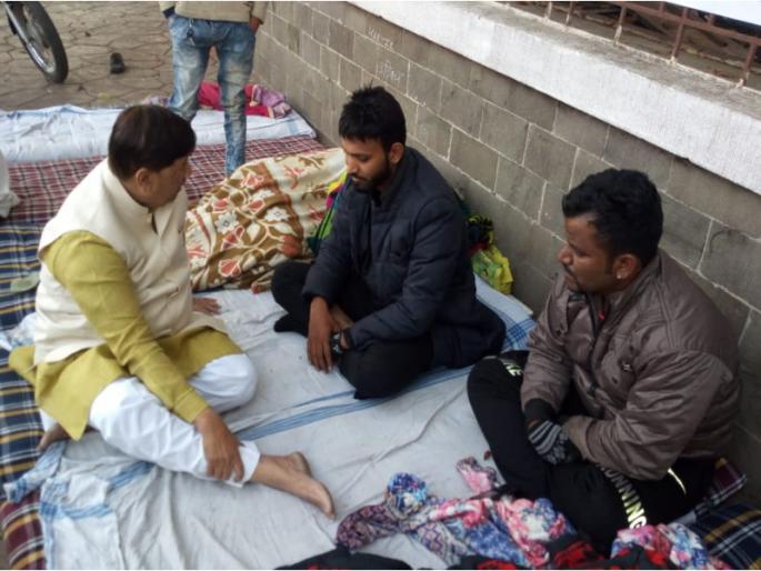 young guy sat on hunger strike for punes water | पुण्याच्या पाण्यासाठी तरुण बसला उपाेषणाला young guy sat on hunger strike for punes water | पुण्याच्या पाण्यासाठी तरुण बसला उपाेषणाला