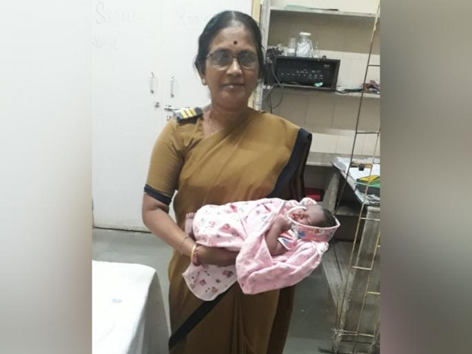 Woman police becomes sleepy; The delivery of woman in the Dadar Railway Station | Video : महिला पोलीस बनली सुईण; दादर रेल्वे स्थानकातच महिलेची प्रसूती Woman police becomes sleepy; The delivery of woman in the Dadar Railway Station | Video : महिला पोलीस बनली सुईण; दादर रेल्वे स्थानकातच महिलेची प्रसूती