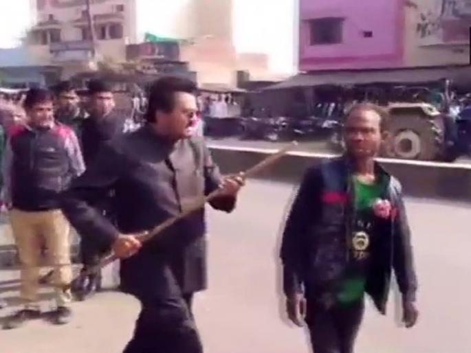 The bully of the BJP leader, the blind person has been assaulted | भाजपा नेत्याची गुंडगिरी, चक्क अंध व्यक्तीलाच केली जबर मारहाण The bully of the BJP leader, the blind person has been assaulted | भाजपा नेत्याची गुंडगिरी, चक्क अंध व्यक्तीलाच केली जबर मारहाण