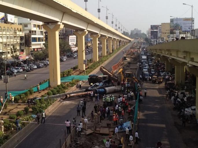 Three people have been booked for the Poklen accident in Nashik road | नाशिकफाटा येथील पाेकलेन दुर्घटनेप्रकरणी तिघांवर गुन्हे दाखल Three people have been booked for the Poklen accident in Nashik road | नाशिकफाटा येथील पाेकलेन दुर्घटनेप्रकरणी तिघांवर गुन्हे दाखल
