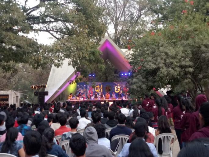 poetry program in fargusson college | फर्ग्युसनमध्ये रंगली काव्यमैफिल poetry program in fargusson college | फर्ग्युसनमध्ये रंगली काव्यमैफिल