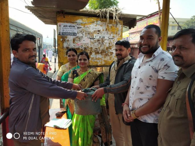 women get her bag back becouse of pmpml staff | पीएमपीच्या कर्मचाऱ्यांमुळे महिलेला परत मिळाल्या पैठणी