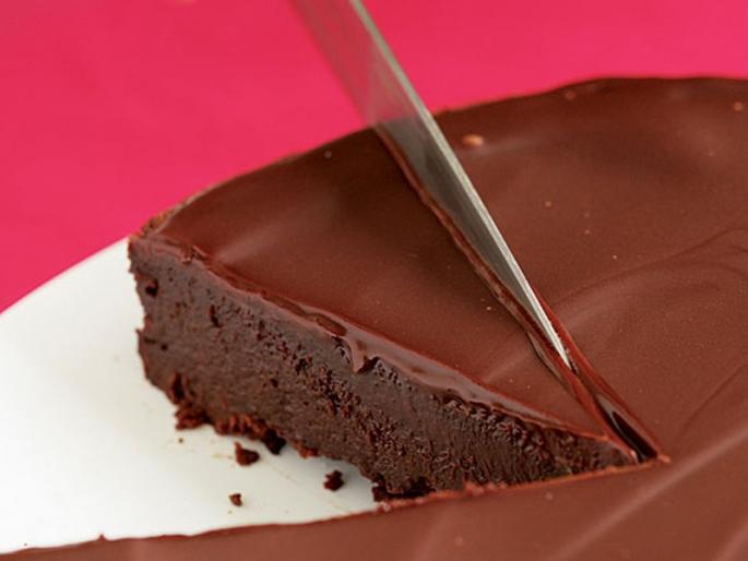 She asked her to cut the cake and the waiter did the attack | तिने मागितली केक कापायला सूरी अन् वेटरने केला हल्ला She asked her to cut the cake and the waiter did the attack | तिने मागितली केक कापायला सूरी अन् वेटरने केला हल्ला