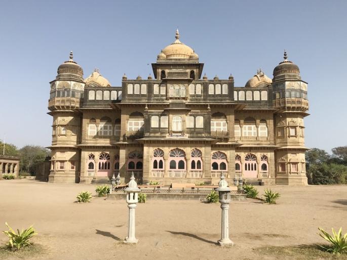 Travel tourism vijay vilas palace gujarat | हिंदी आणि गुजराती चित्रपटांच्या शूटींगचा भाग होता हा आलिशान महाल! Travel tourism vijay vilas palace gujarat | हिंदी आणि गुजराती चित्रपटांच्या शूटींगचा भाग होता हा आलिशान महाल!
